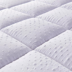 The four-corner tendon fixing and 3D particle design of mattress pad prevent the mattress from sliding, and is suitable for mattresses with a height of 25 to 35 cm.